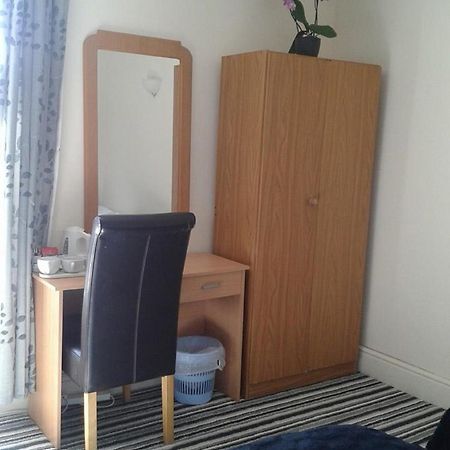Amber Guesthouse Дербі Номер фото