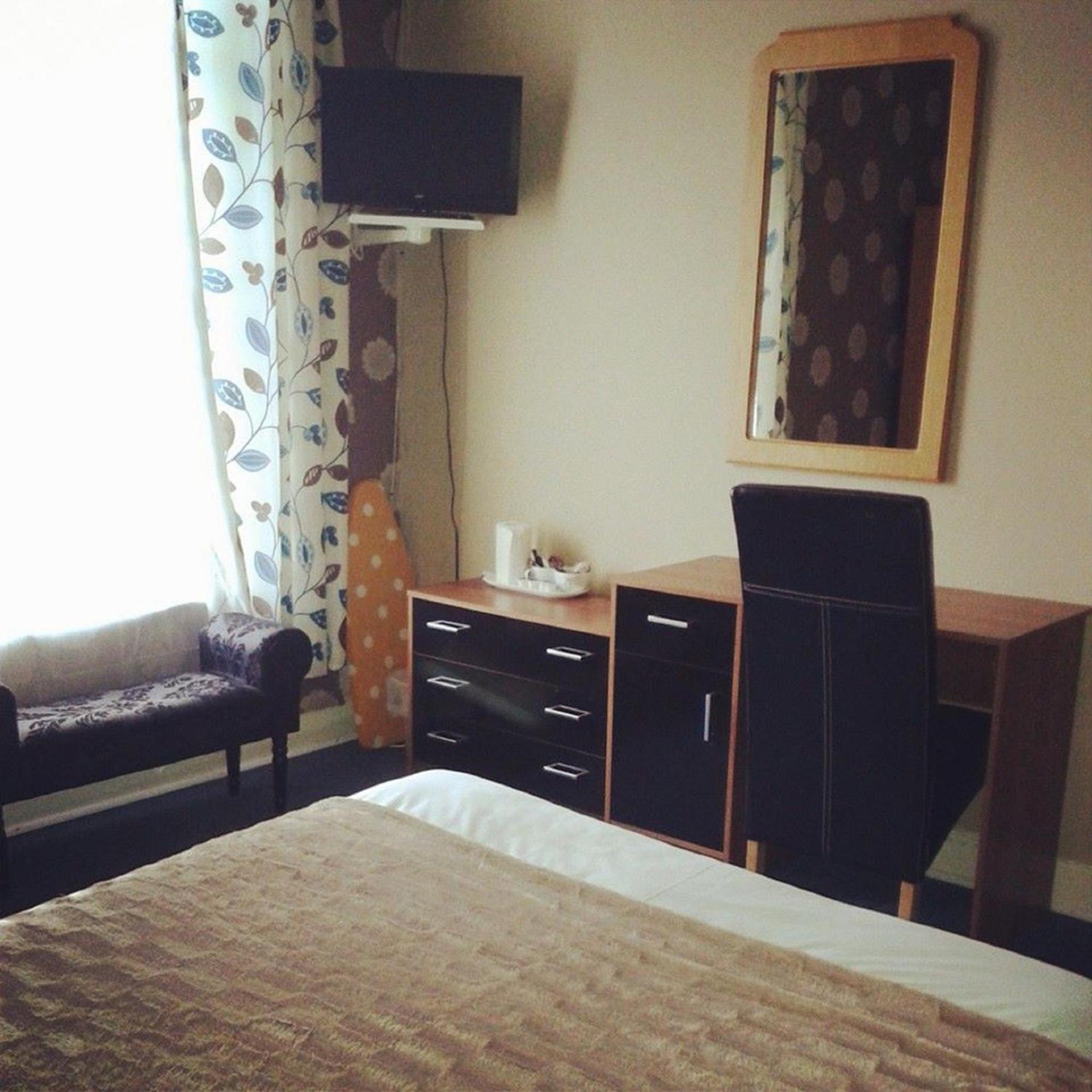 Amber Guesthouse Дербі Номер фото